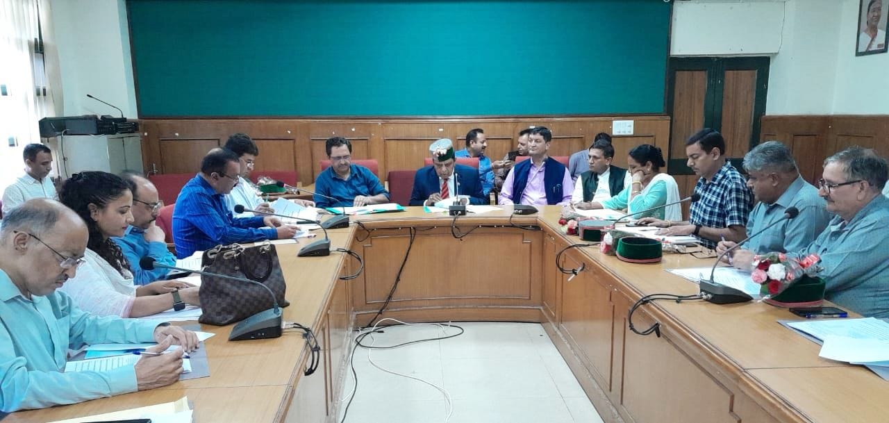उपायुक्त कार्यालय में रोगी कल्याण समिति की बैठक की अध्यक्षता करते स्वास्थ्य मंत्री डॉ.धनी राम श