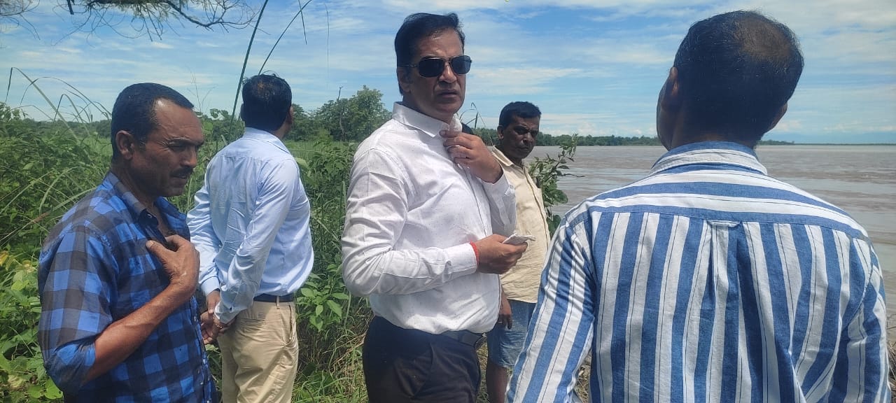 गांव चंदिया हजारा के घरों में भरा पानी । संवाद