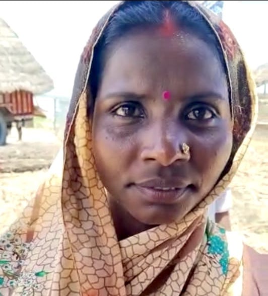 गाँव मे कटान करती नदी और मार्ग पर भरा बाढ़ का पानी गाँव मे कटान करती नदी और मार्ग पर भरा बाढ़ का पानी