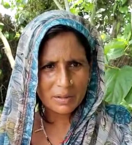 गाँव मे कटान करती नदी और मार्ग पर भरा बाढ़ का पानी गाँव मे कटान करती नदी और मार्ग पर भरा बाढ़ का पानी