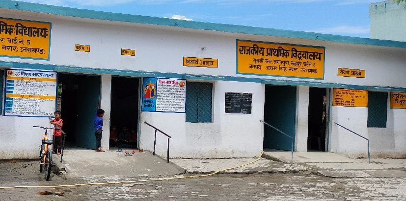 काशीपुर के हिम्मतपुर में बाढ़ प्रभावितों से नुकसान की जानकारी लेती पटवारी मंजू बिष्ट। संवाद काशीपुर के हिम्मतपुर में बाढ़ प्रभावितों से नुकसान की जानकारी लेती पटवारी मंजू बिष्ट। संवाद