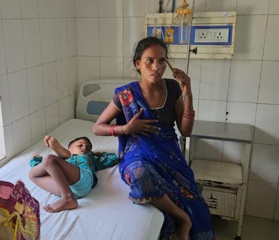 क्षतिग्रस्त वाहन को हटवती पुलिस । संवाद