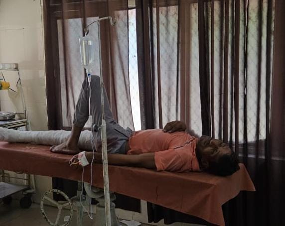 क्षतिग्रस्त वाहन को हटवती पुलिस । संवाद