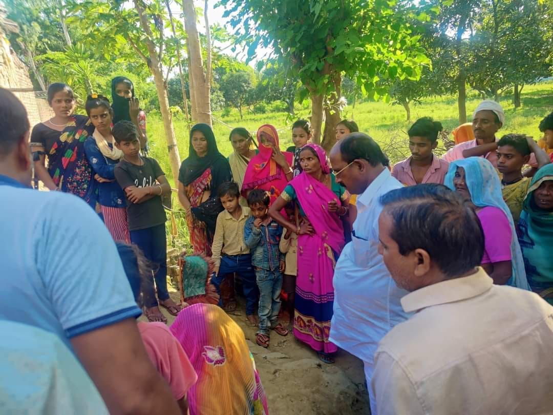 निगोही में रोते-बिलखते मृतक बालिकाओं के परिजन