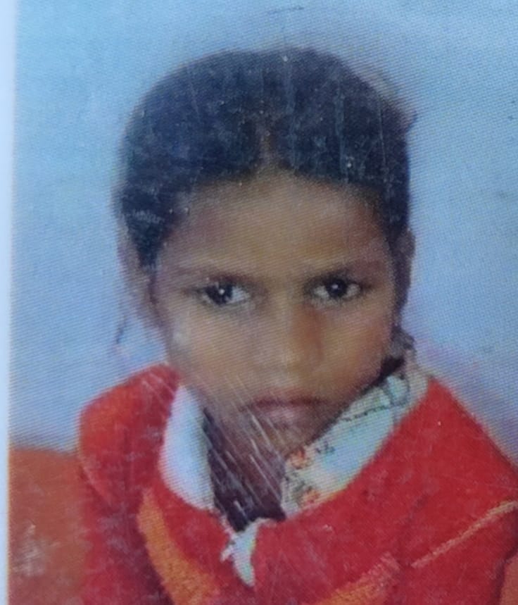 निगोही में रोते-बिलखते मृतक बालिकाओं के परिजन