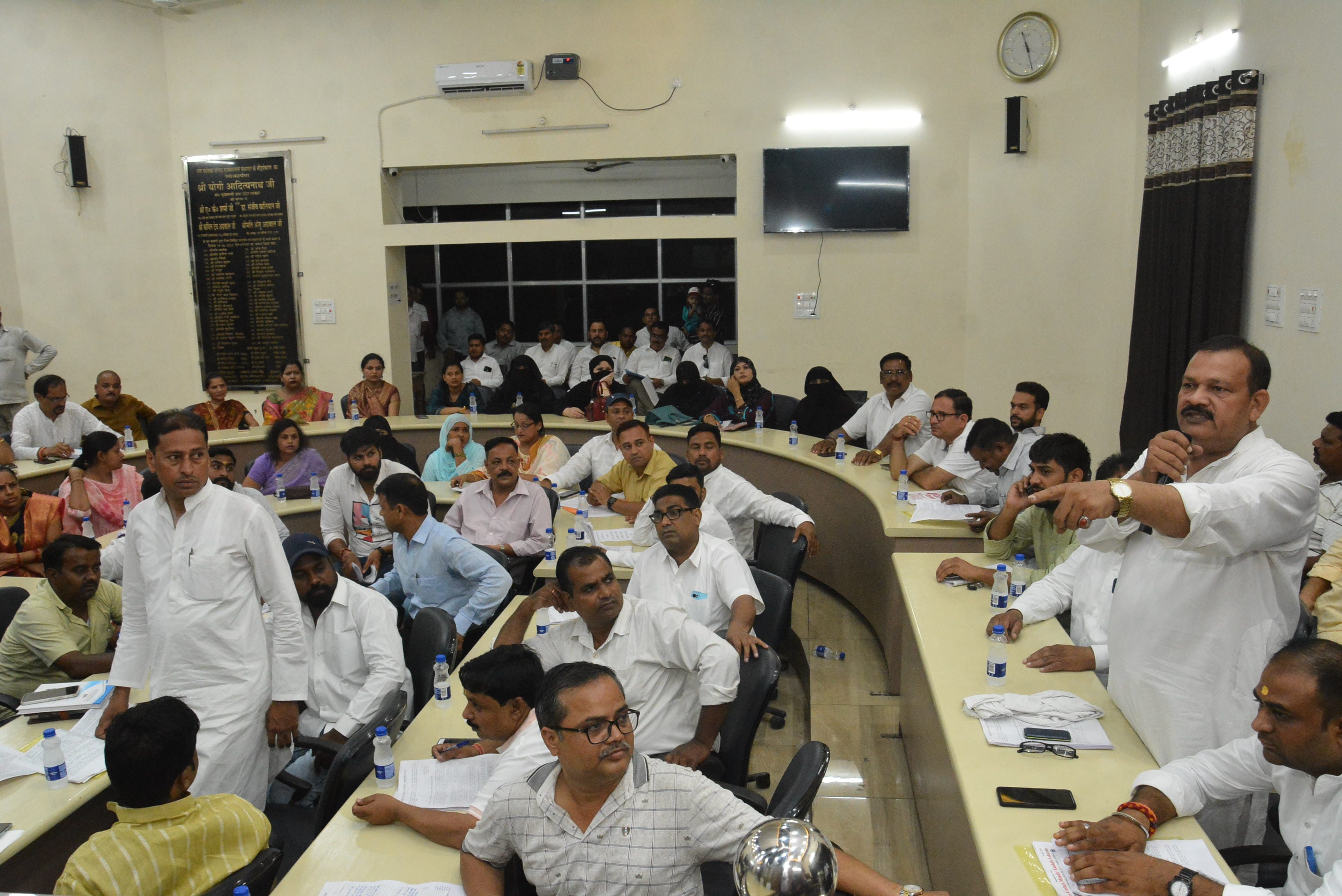 नगर पालिका सभागार में बोर्ड बैठक लेती चेयरपर्सन मीनाक्षी स्वरुप। नगर पालिका सभागार में बोर्ड बैठक लेती चेयरपर्सन मीनाक्षी स्वरुप।