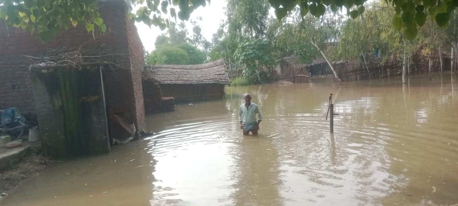 उसहैत के जटा गांव में खाट पर बैठे महिला व बच्चे