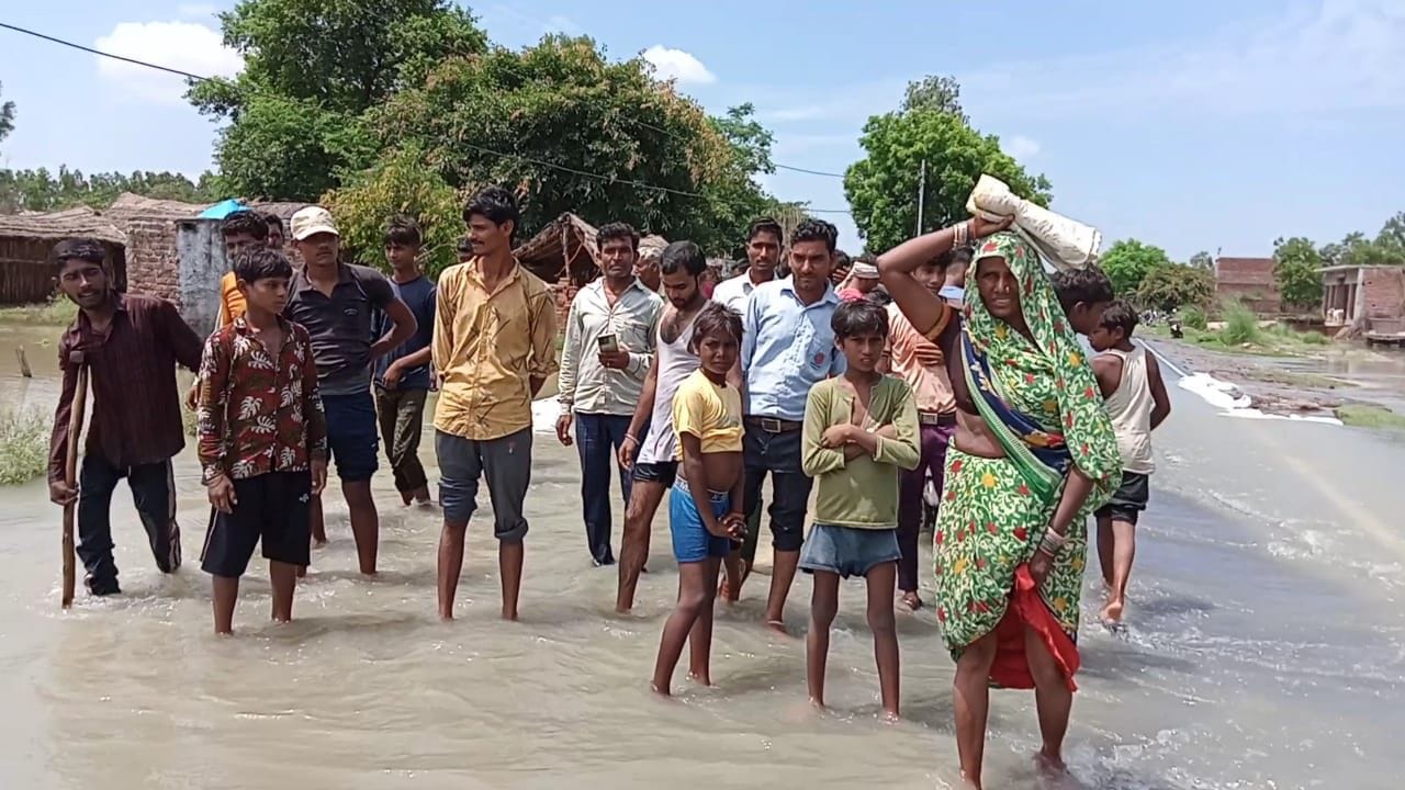 उसहैत के जटा गांव में खाट पर बैठे महिला व बच्चे