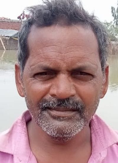 उसहैत के जटा गांव में खाट पर बैठे महिला व बच्चे