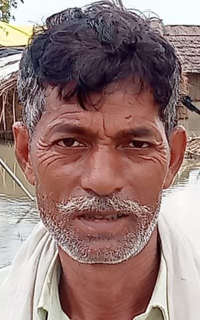 उसहैत के जटा गांव में खाट पर बैठे महिला व बच्चे