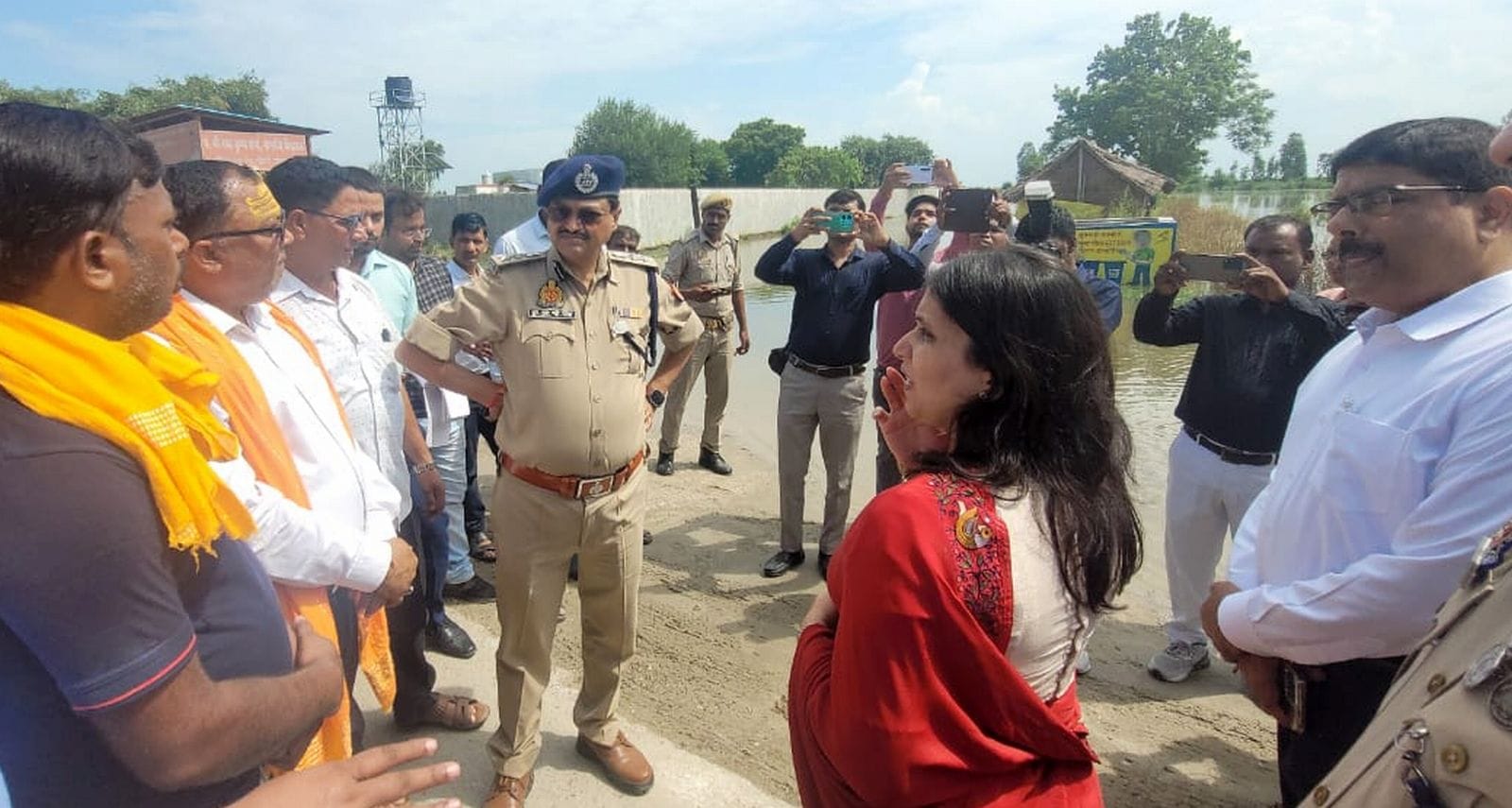 उसहैत के जटा गांव में खाट पर बैठे महिला व बच्चे