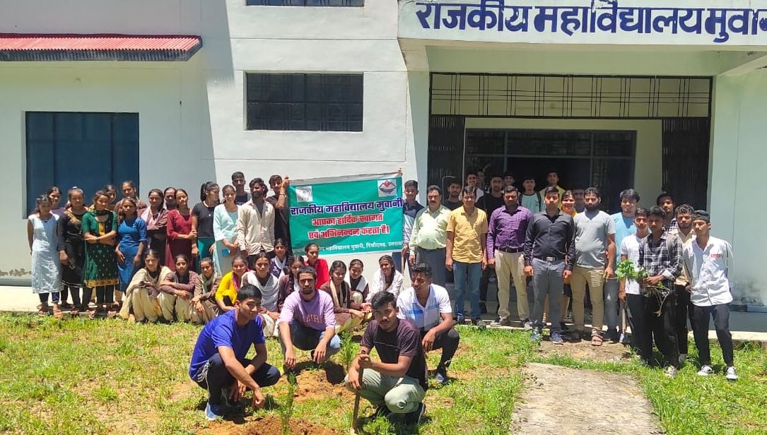 चंपावत के अमोड़ी डिग्री कॉलेज में पर्यावरण प्रकोष्ठ के तहत पौधरोपण अभियान में शामिल छात्राएं। चंपावत के अमोड़ी डिग्री कॉलेज में पर्यावरण प्रकोष्ठ के तहत पौधरोपण अभियान में शामिल छात्राएं।