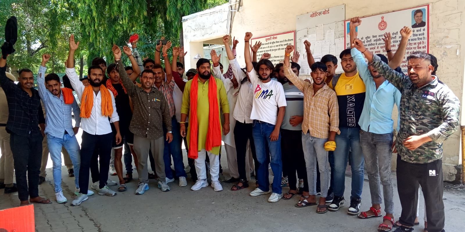 फोटो :26: सोनीपत में नगर निगम आयुक्त कार्यालय के बाहर रोष जताते अखंड हिंदू स्वाभिमान ट्रस्ट के 