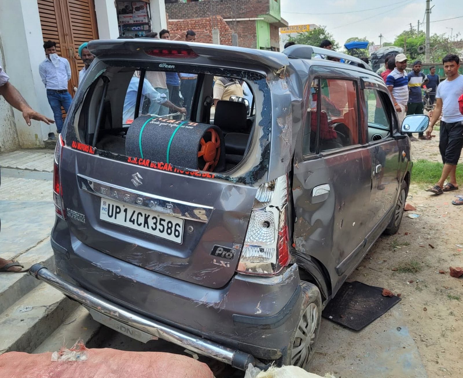 हादसे के बाद ट्रांसफार्मर में घुसी में रोडवेज बस।