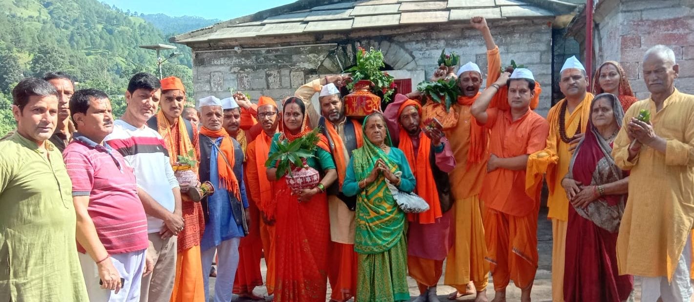 पिथौरागढ़ में श्रीमद् भागवत कथा के शुभारंभ पर निकली कलश यात्रा। संवाद पिथौरागढ़ में श्रीमद् भागवत कथा के शुभारंभ पर निकली कलश यात्रा। संवाद