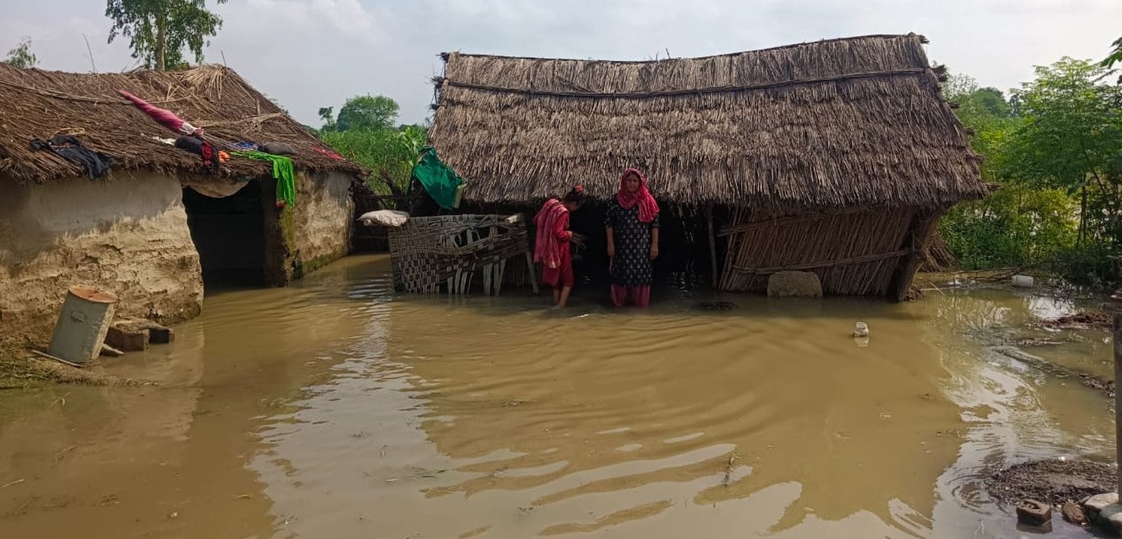 उसहैत के ठाकुरी नगला गांव में खट पर बैठी महिला