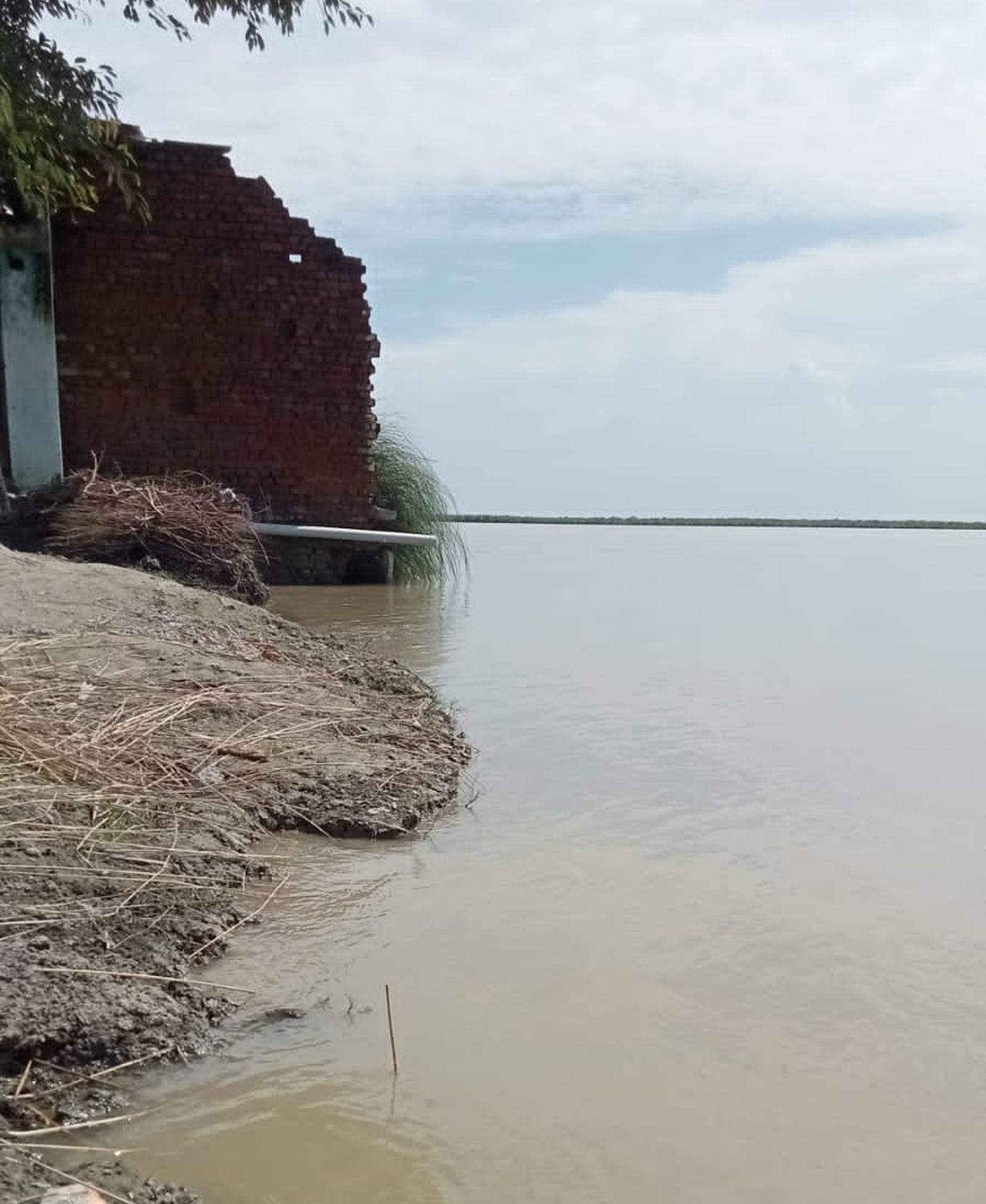 उसहैत के ठाकुरी नगला गांव में खट पर बैठी महिला