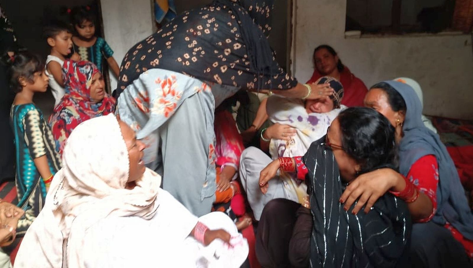 बिसौली कस्बे में इसी सीसी रोड पर सो रहा था परिवार। बिसौली कस्बे में इसी सीसी रोड पर सो रहा था परिवार।