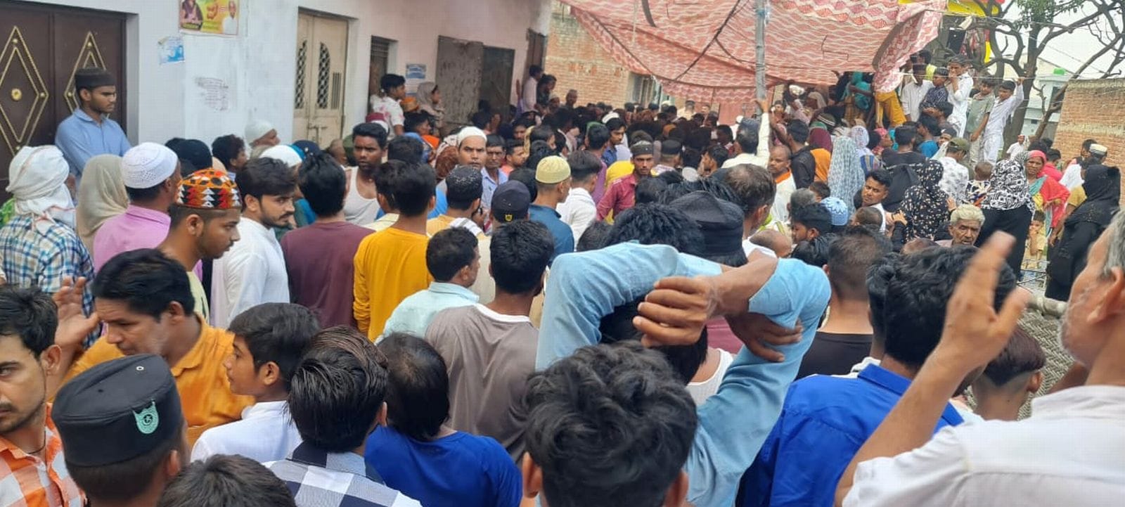 बिसौली कस्बे में इसी सीसी रोड पर सो रहा था परिवार। बिसौली कस्बे में इसी सीसी रोड पर सो रहा था परिवार।