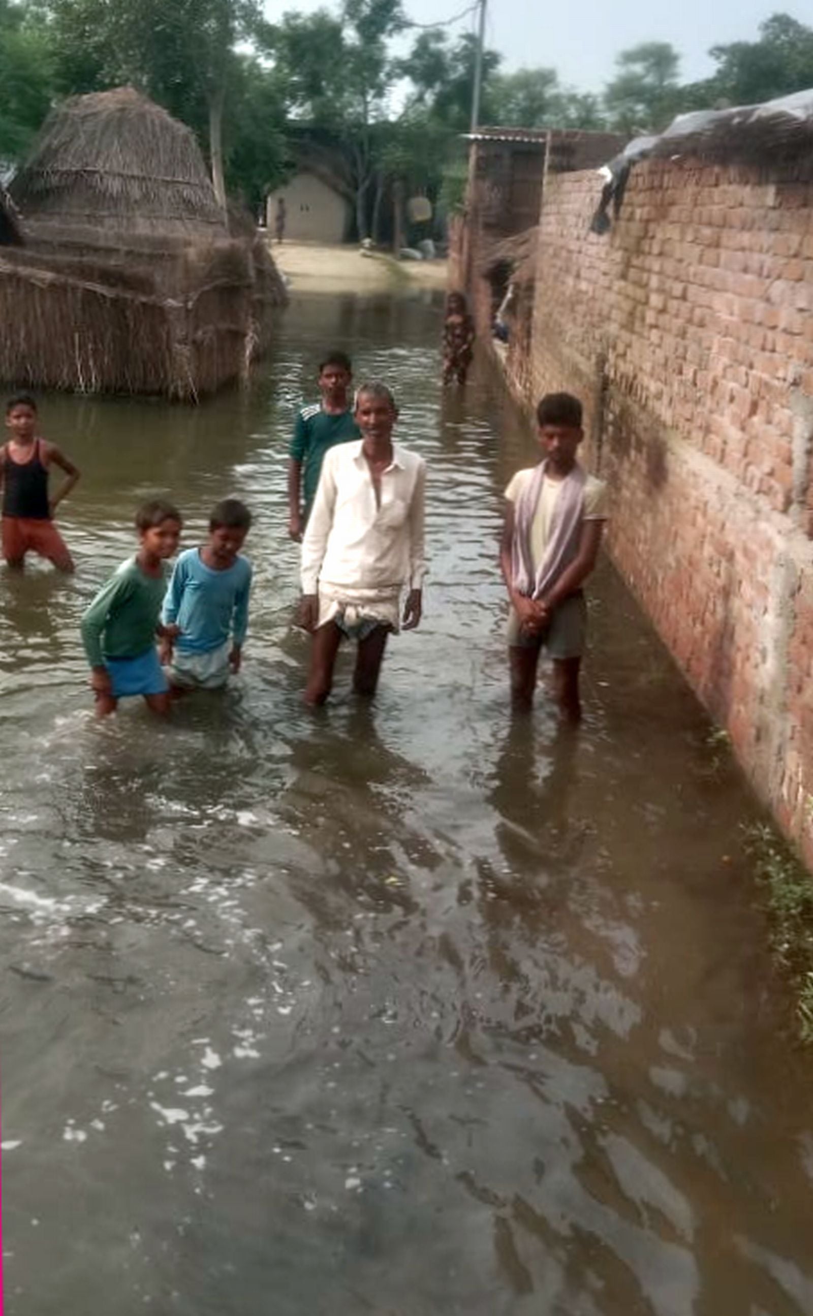 कउआ नगला गांव में भरा बाढ़ का पानी। कउआ नगला गांव में भरा बाढ़ का पानी।