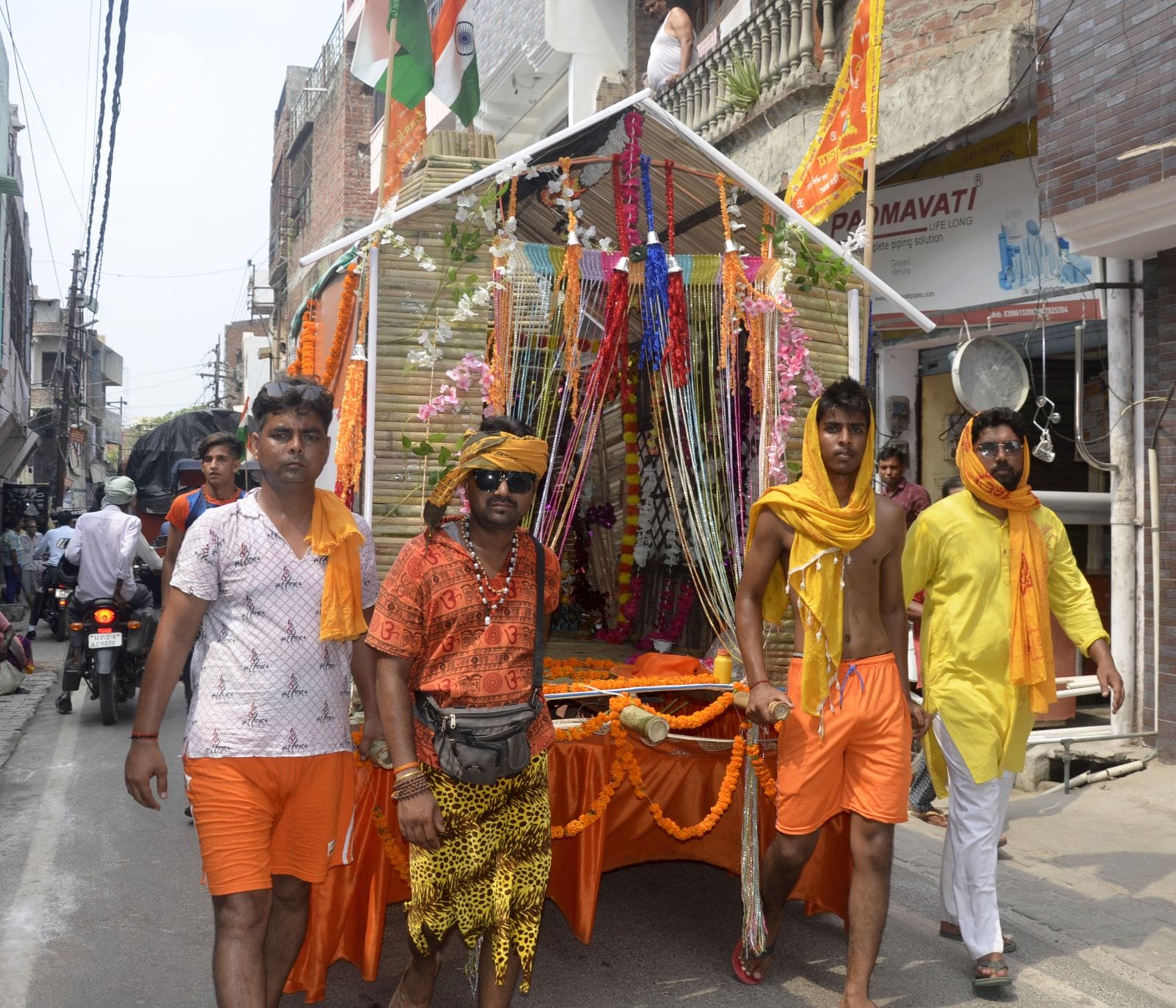 कांवड़ यात्रा में शामिल डीजे साउंड सिस्टम। कांवड़ यात्रा में शामिल डीजे साउंड सिस्टम।