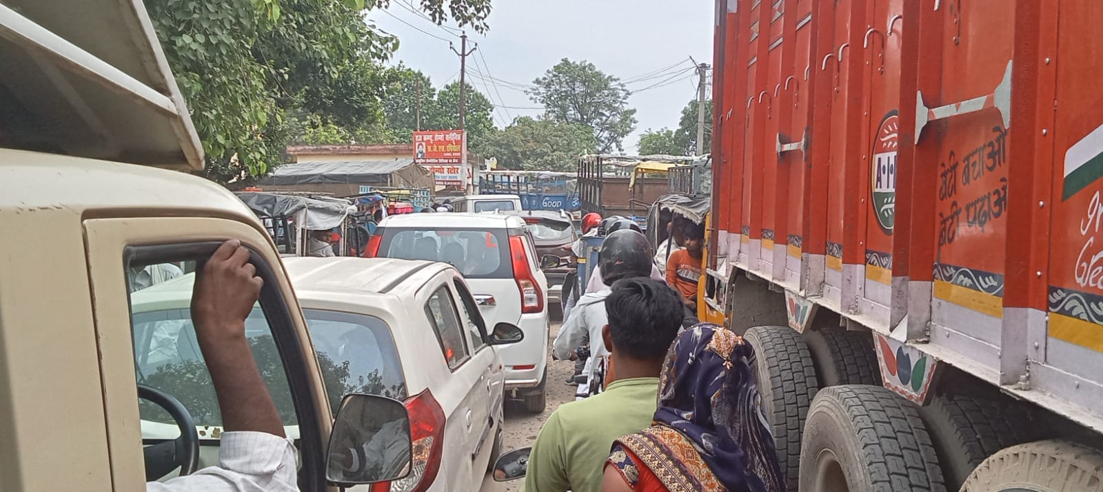 मंडी समिति रोड पर होता निर्माण कार्य । संवाद