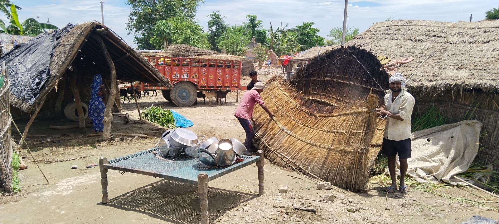 शौचालय का बचा हिस्सा काटती नदी