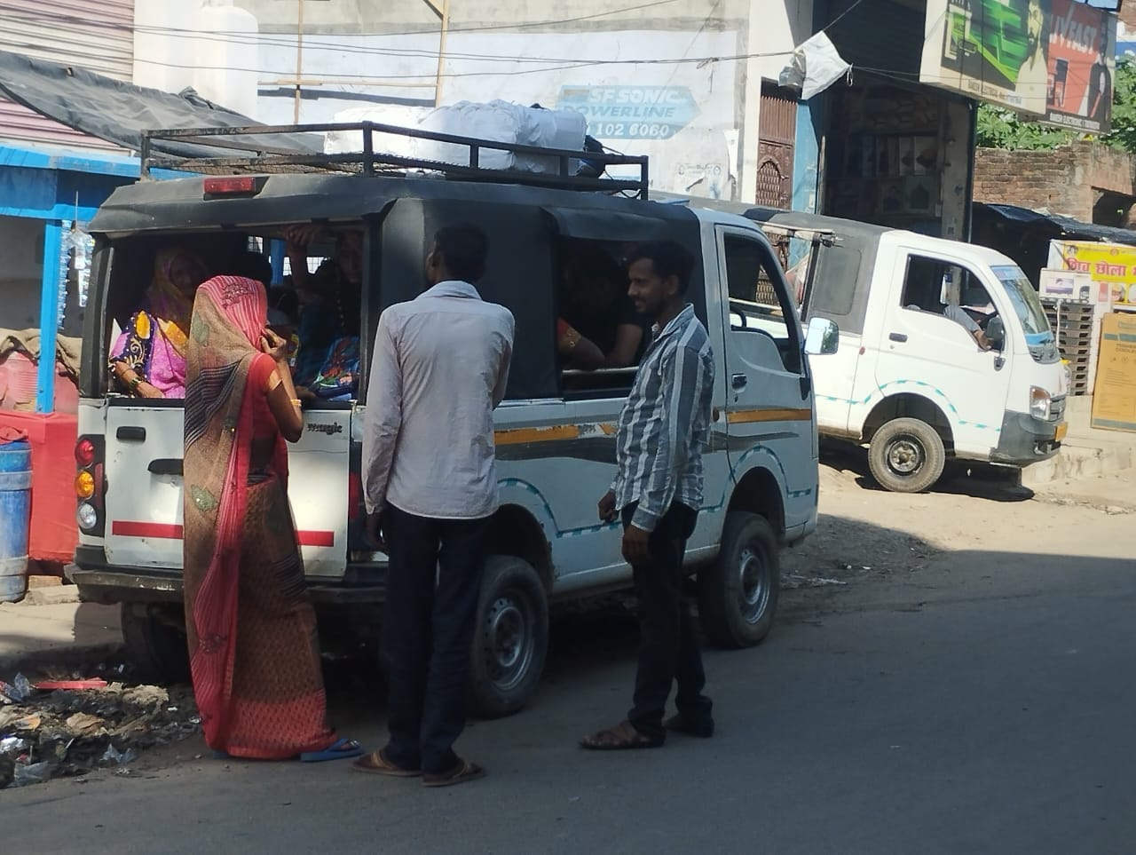 बाईपास चौराहे के आस्थाई बसअड्डे पर खड़ी बसें बाईपास चौराहे के आस्थाई बसअड्डे पर खड़ी बसें
