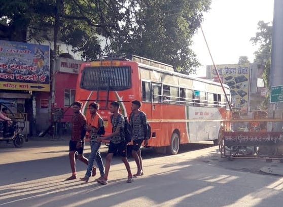 बाईपास चौराहे के आस्थाई बसअड्डे पर खड़ी बसें बाईपास चौराहे के आस्थाई बसअड्डे पर खड़ी बसें