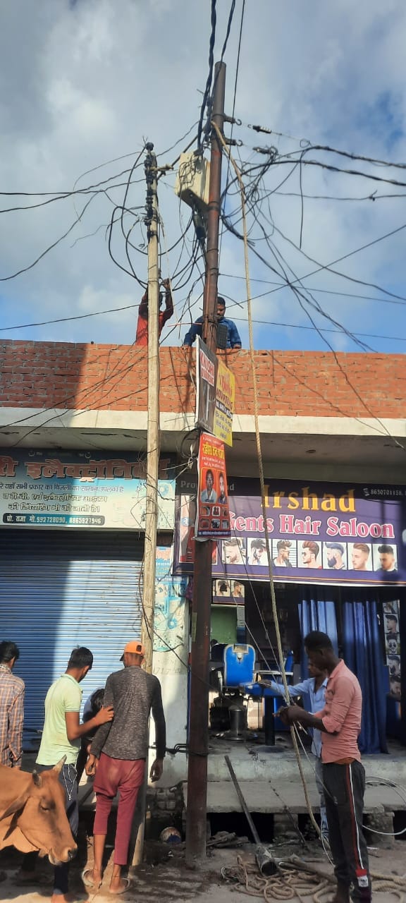 बीसलपुर के ईदगाह चौराहे पर विघुत अधिकारी का पुतला फूंकते  व्यापारी । संवाद