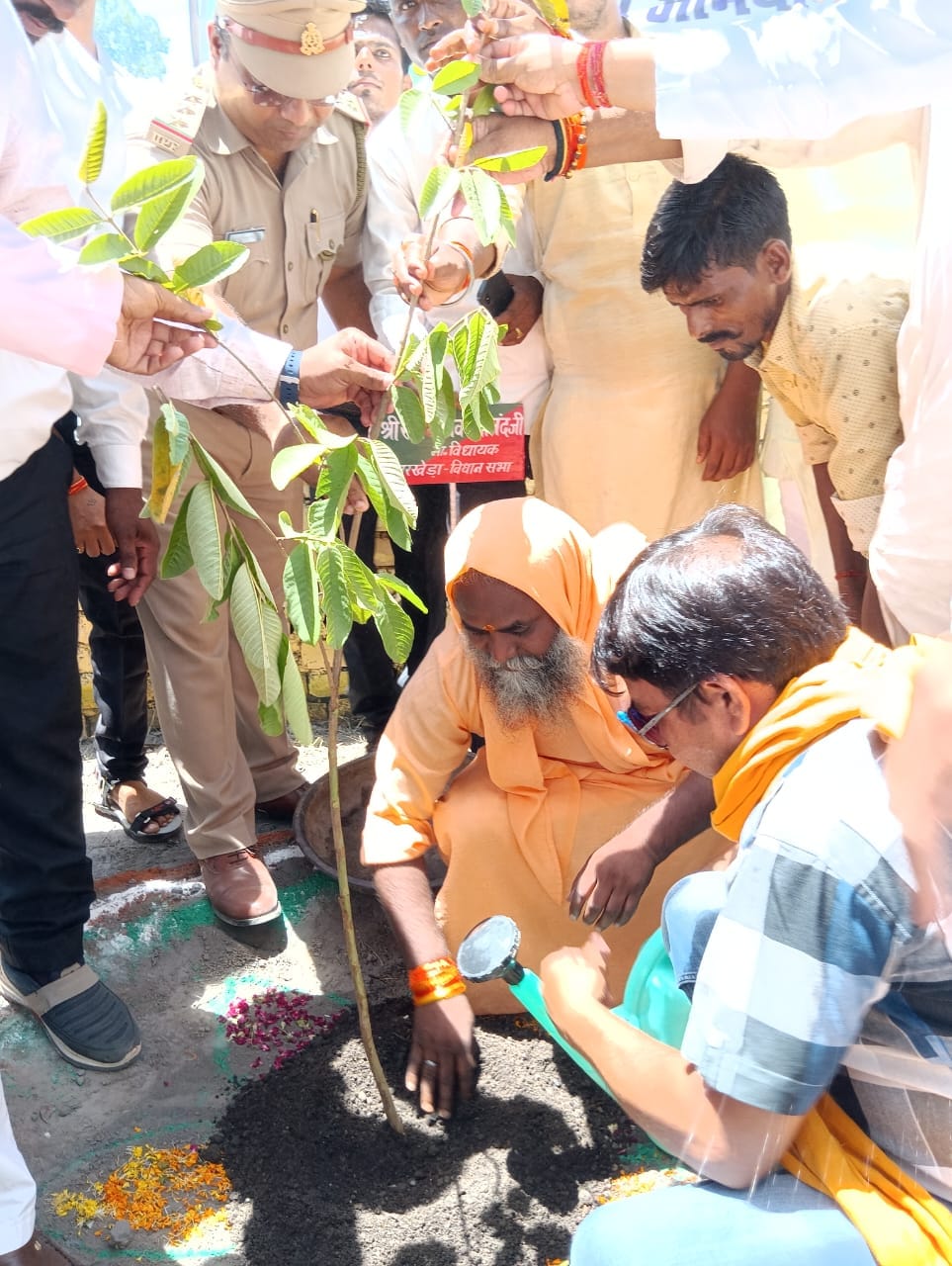 डूमण्ड राजकीय इंटर कॉलेज परिसर में पौंघारोपड के बाद पानी देते राज्यमंत्री अनूप प्रधान । संवाद डूमण्ड राजकीय इंटर कॉलेज परिसर में पौंघारोपड के बाद पानी देते राज्यमंत्री अनूप प्रधान । संवाद