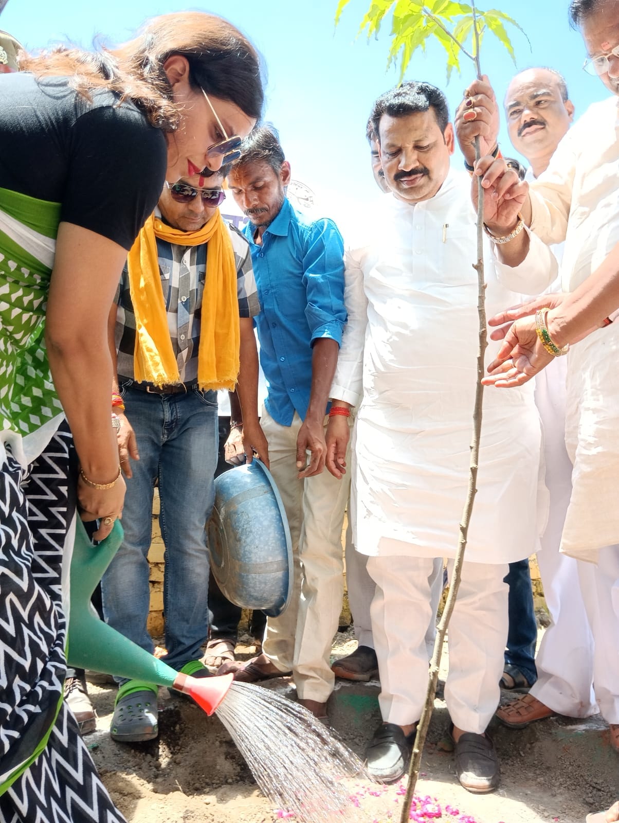 डूमण्ड राजकीय इंटर कॉलेज परिसर में पौंघारोपड के बाद पानी देते राज्यमंत्री अनूप प्रधान । संवाद डूमण्ड राजकीय इंटर कॉलेज परिसर में पौंघारोपड के बाद पानी देते राज्यमंत्री अनूप प्रधान । संवाद
