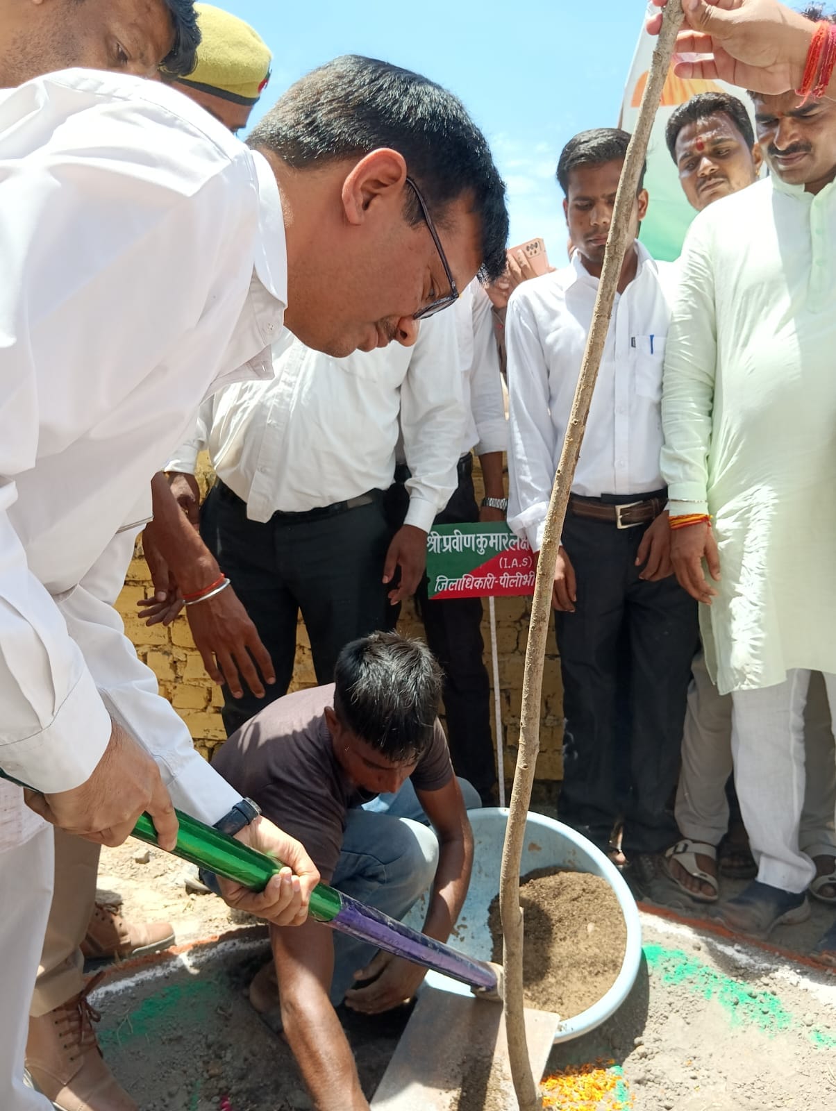 डूमण्ड राजकीय इंटर कॉलेज परिसर में पौंघारोपड के बाद पानी देते राज्यमंत्री अनूप प्रधान । संवाद डूमण्ड राजकीय इंटर कॉलेज परिसर में पौंघारोपड के बाद पानी देते राज्यमंत्री अनूप प्रधान । संवाद