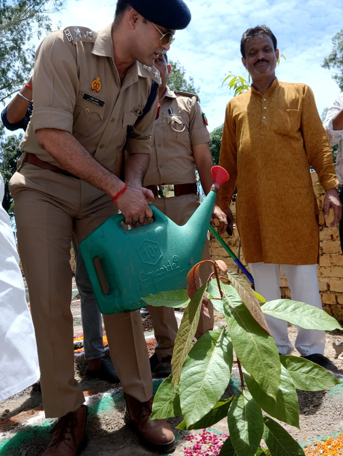 डूमण्ड राजकीय इंटर कॉलेज परिसर में पौंघारोपड के बाद पानी देते राज्यमंत्री अनूप प्रधान । संवाद डूमण्ड राजकीय इंटर कॉलेज परिसर में पौंघारोपड के बाद पानी देते राज्यमंत्री अनूप प्रधान । संवाद