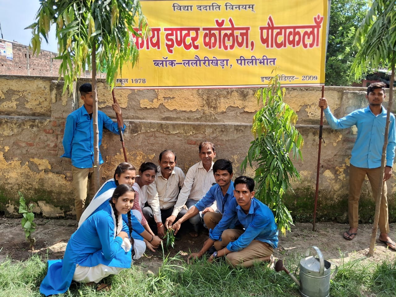 डूमण्ड राजकीय इंटर कॉलेज परिसर में पौंघारोपड के बाद पानी देते राज्यमंत्री अनूप प्रधान । संवाद डूमण्ड राजकीय इंटर कॉलेज परिसर में पौंघारोपड के बाद पानी देते राज्यमंत्री अनूप प्रधान । संवाद