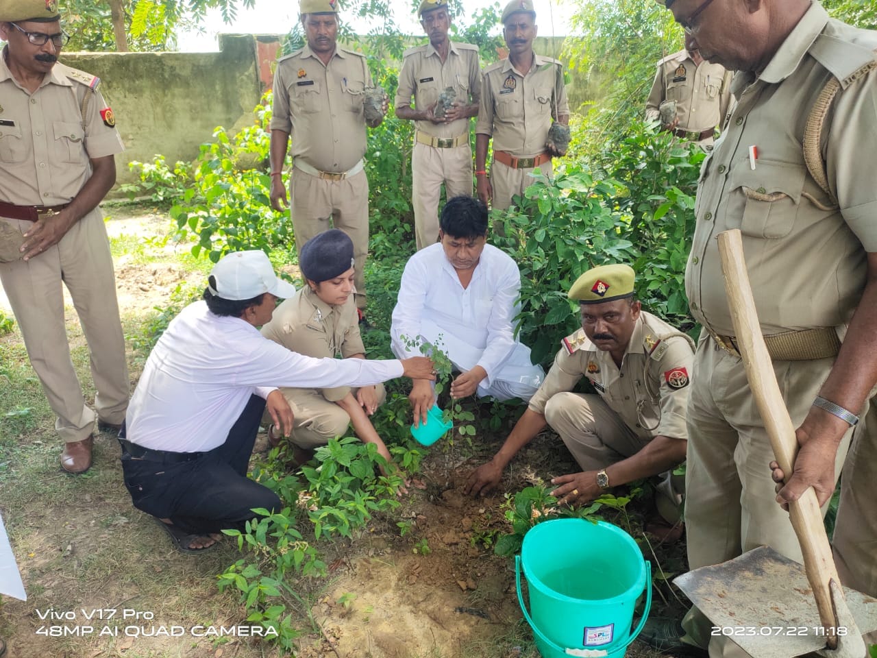 डूमण्ड राजकीय इंटर कॉलेज परिसर में पौंघारोपड के बाद पानी देते राज्यमंत्री अनूप प्रधान । संवाद डूमण्ड राजकीय इंटर कॉलेज परिसर में पौंघारोपड के बाद पानी देते राज्यमंत्री अनूप प्रधान । संवाद