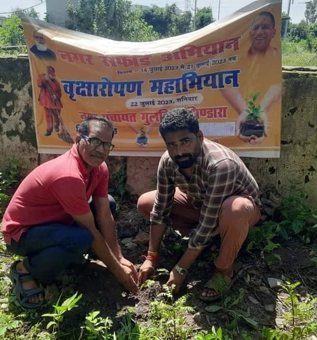 डूमण्ड राजकीय इंटर कॉलेज परिसर में पौंघारोपड के बाद पानी देते राज्यमंत्री अनूप प्रधान । संवाद डूमण्ड राजकीय इंटर कॉलेज परिसर में पौंघारोपड के बाद पानी देते राज्यमंत्री अनूप प्रधान । संवाद