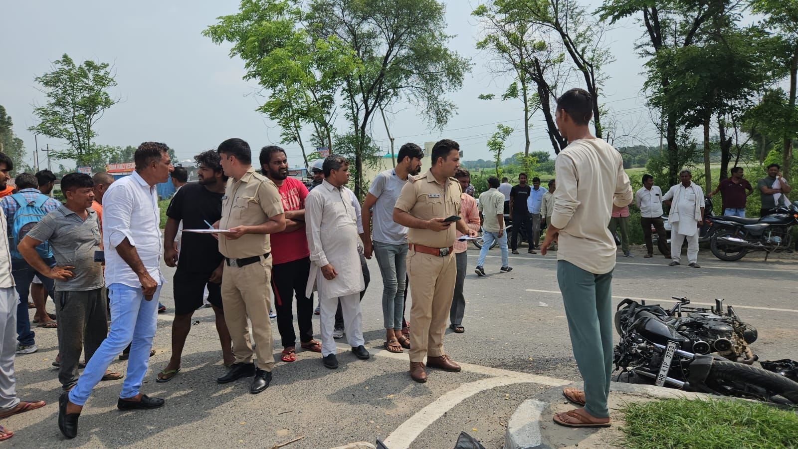 फोटो 37- गोहाना बाईपास के टी-प्वाइंट पर हुए सड़क हादसे के बाद निरीक्षण करती पुलिस व जमा भीड़। स