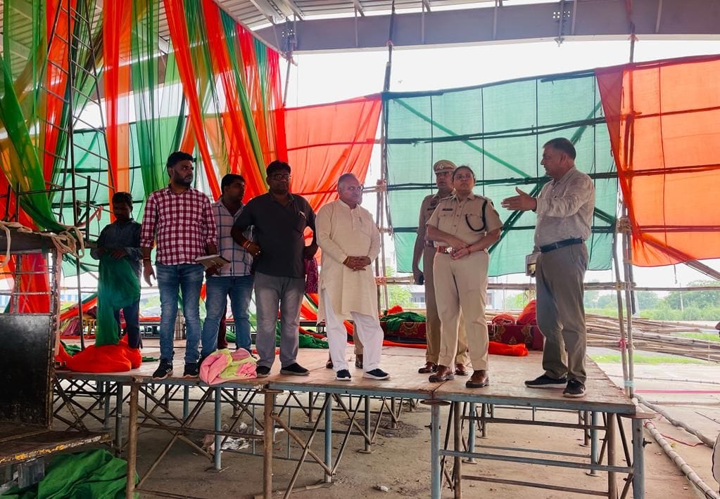 फोटो 40: सोनीपत नई अनाज मंडी में सुरक्षा व्यवस्था का जायजा लेने पहुंची डीसीपी अंशु सिंगला, साथ फोटो 40: सोनीपत नई अनाज मंडी में सुरक्षा व्यवस्था का जायजा लेने पहुंची डीसीपी अंशु सिंगला, साथ