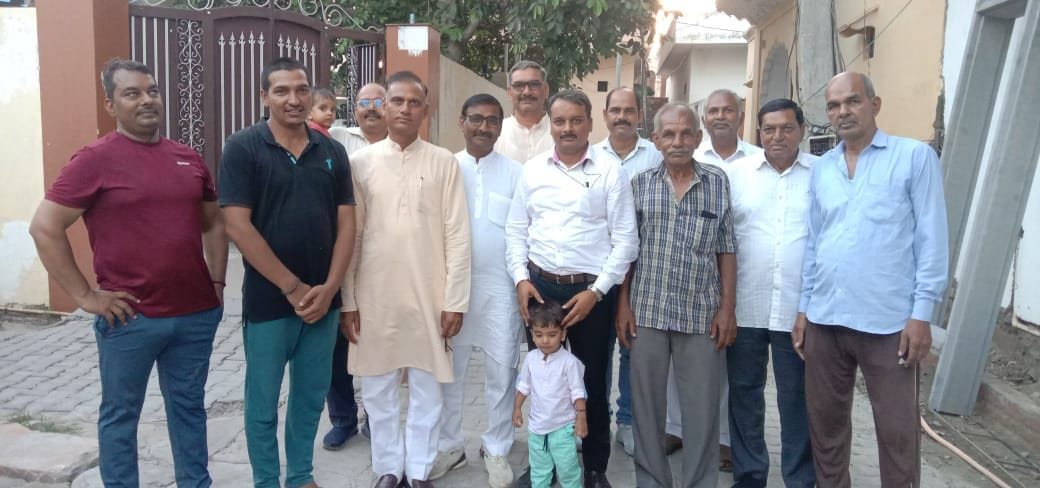 फोटो :45: गांव बढख़ालसा में ग्रामीणों संग सीएम के नवनियुक्त ओएसडी वीरेंद्र बढख़ालसा। फोटो :45: गांव बढख़ालसा में ग्रामीणों संग सीएम के नवनियुक्त ओएसडी वीरेंद्र बढख़ालसा।