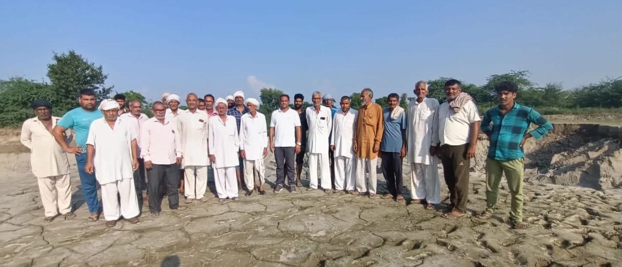 फोटो 46: सोनीपत के गांव मुकीनपुर व बसौदी के किसान रोष प्रकट करते हुए। फोटो 46: सोनीपत के गांव मुकीनपुर व बसौदी के किसान रोष प्रकट करते हुए।