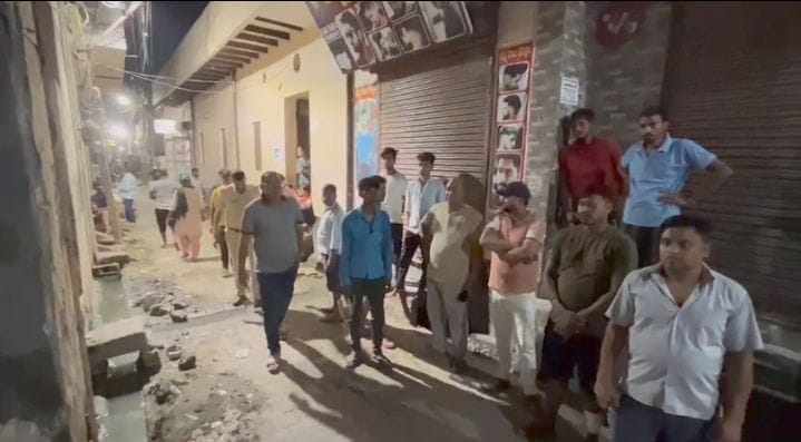 फोटो:30: इंद्रा कॉलोनी में मकान का छज्जा गिरने की सूचना पर पहुंचे थाना प्रभारी देवेंद्र कुमार व फोटो:30: इंद्रा कॉलोनी में मकान का छज्जा गिरने की सूचना पर पहुंचे थाना प्रभारी देवेंद्र कुमार व