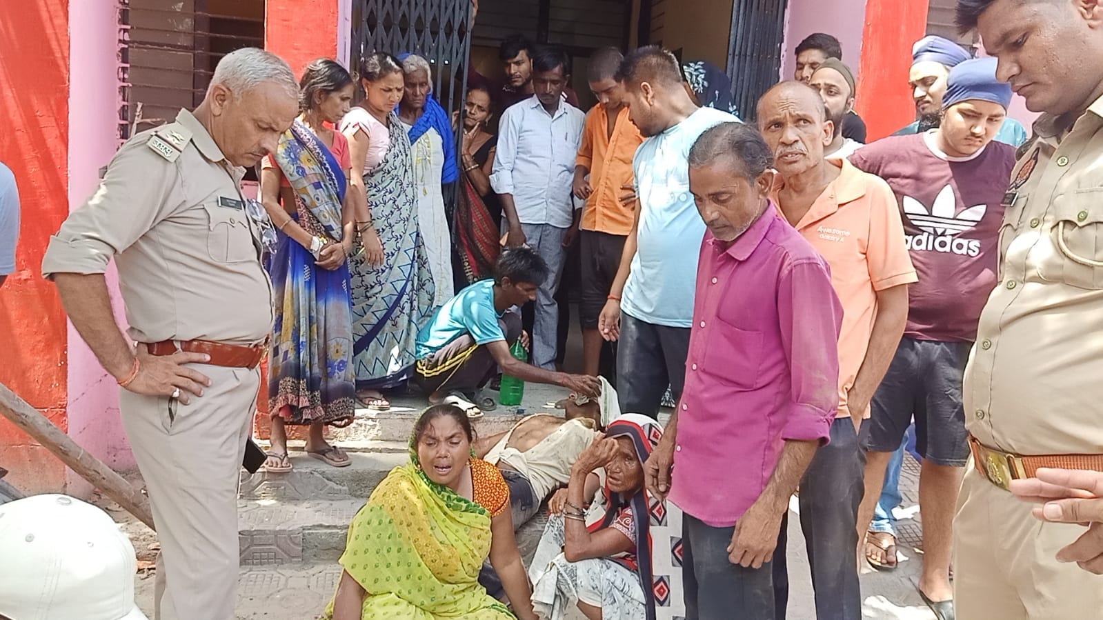 गमगीन बैठे कमरुल के परिजन