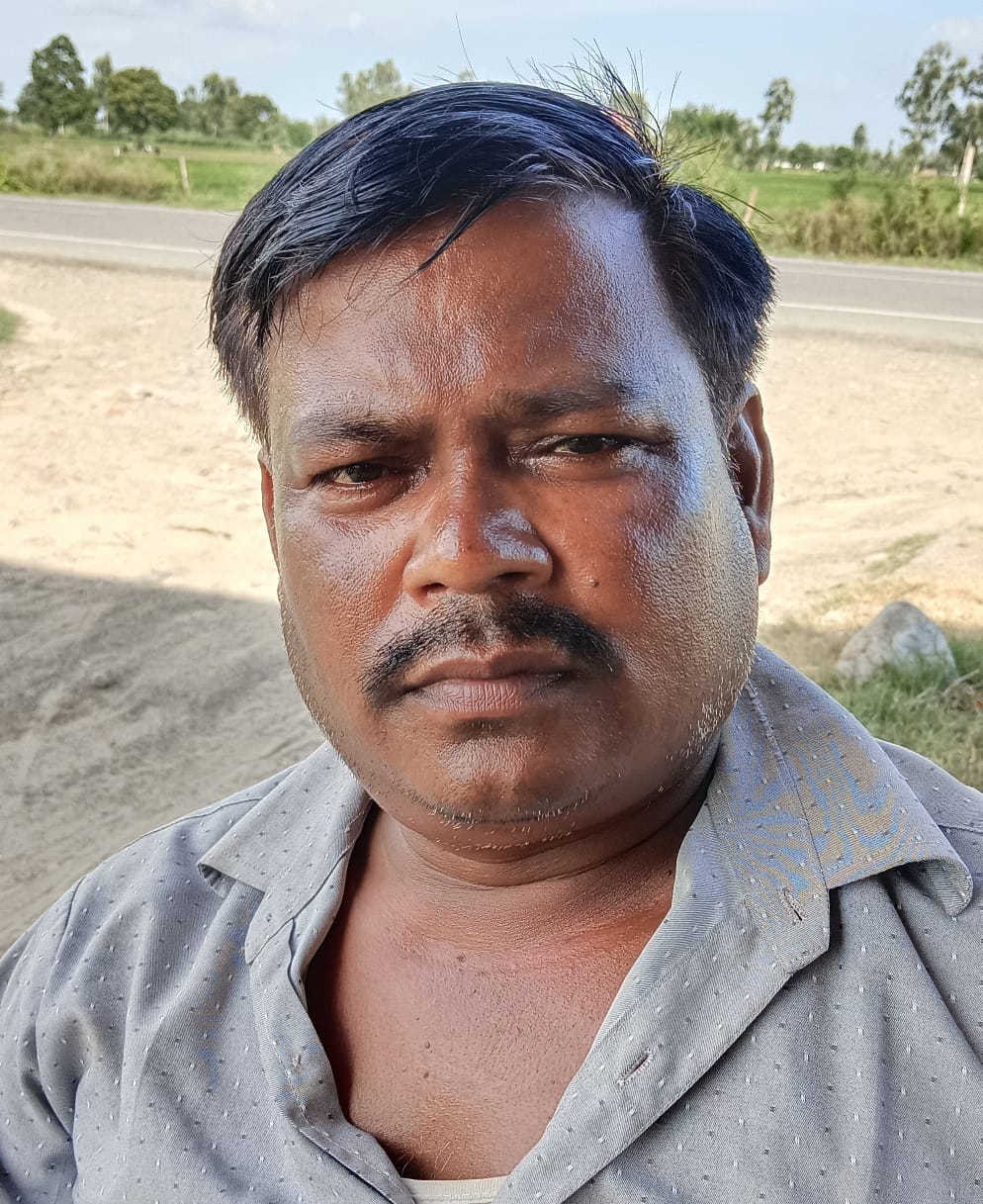 खेत में कीटनाशक स्प्रे करता किसान । खेत में कीटनाशक स्प्रे करता किसान ।