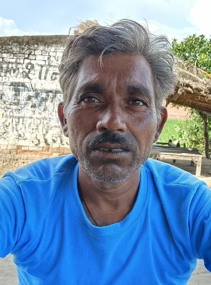 खेत में कीटनाशक स्प्रे करता किसान । खेत में कीटनाशक स्प्रे करता किसान ।