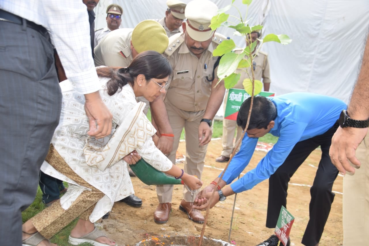 पौधारोपण करते मंत्री आशीष पटेल, डीएम महेन्द्र प्रताप व अन्य पौधारोपण करते मंत्री आशीष पटेल, डीएम महेन्द्र प्रताप व अन्य