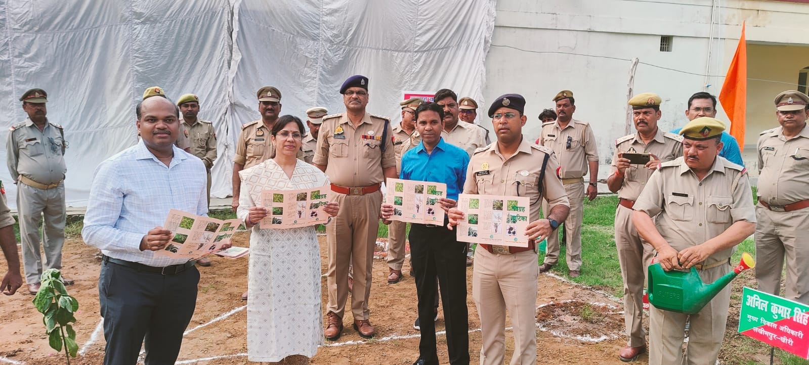 पौधारोपण करते मंत्री आशीष पटेल, डीएम महेन्द्र प्रताप व अन्य पौधारोपण करते मंत्री आशीष पटेल, डीएम महेन्द्र प्रताप व अन्य