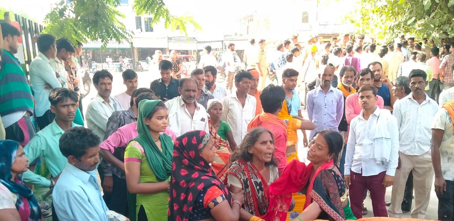 राजकीय मेडिकल कॉलेज में हंगामा करते परिजन। संवाद