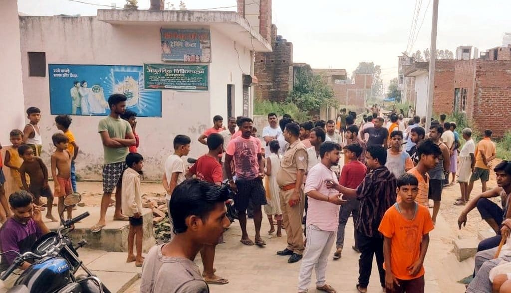 चोरों ने खंगाले कपड़ो के बक्से