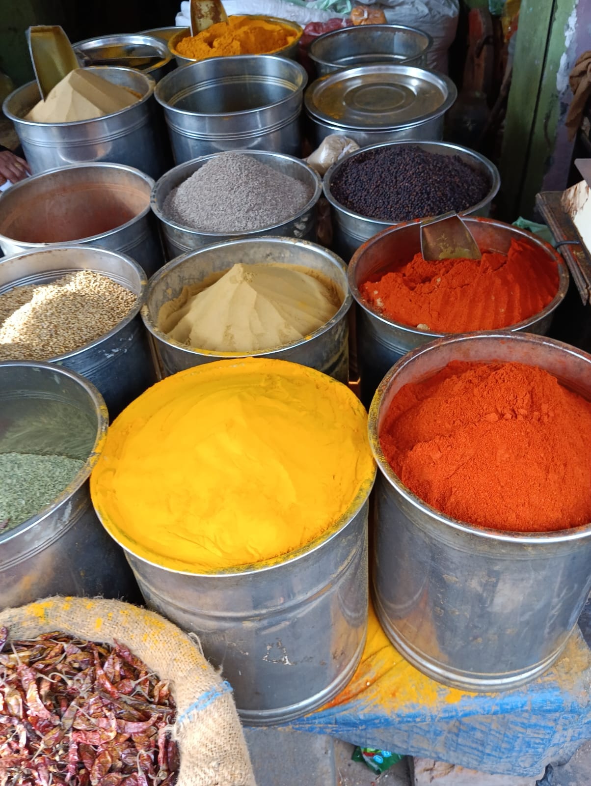 एक दुकान पर ब्रिकी को रखी दाले । संवाद